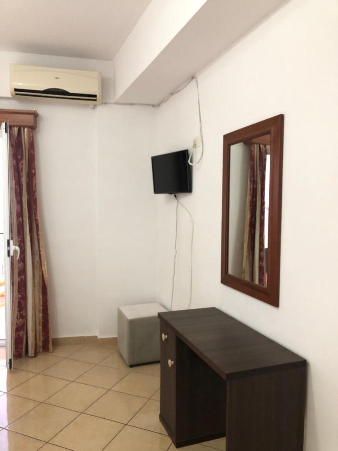 Center Hotel Pirro Himare Exterior photo